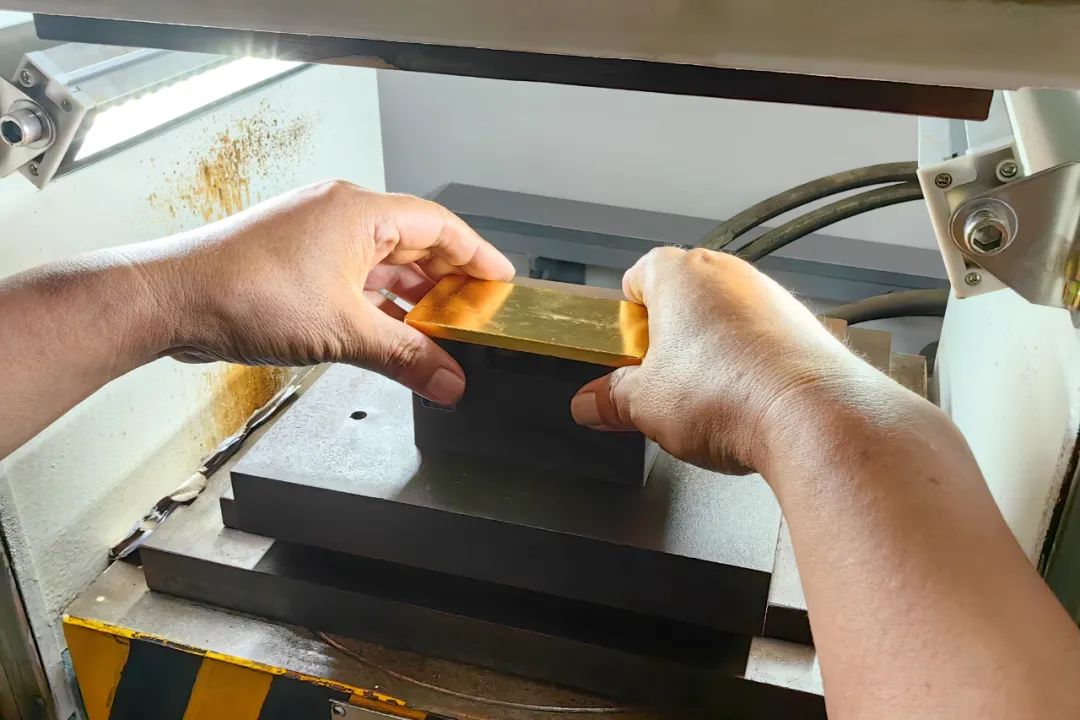 一线亲历 | 标准金锭是怎么制成的？（images 6）